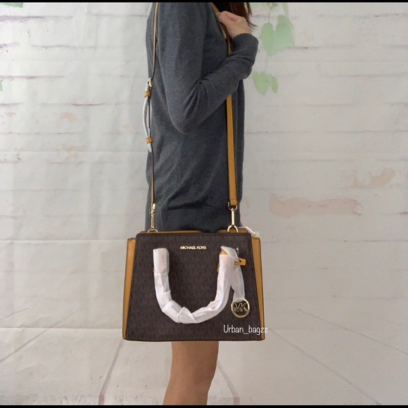 Michael Kors Hope Medium Messenger - Picture 2 of 10